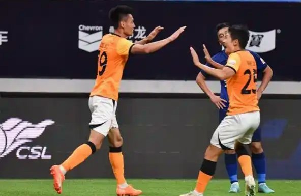 宋文杰右路传中，林创益包抄破门，海牛1-0泰山