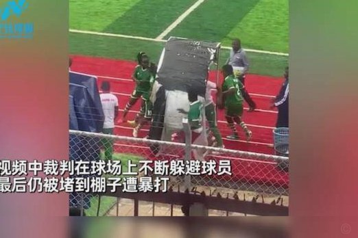 杨希突破禁区被李苏达带倒，VAR介入后认定不是点球