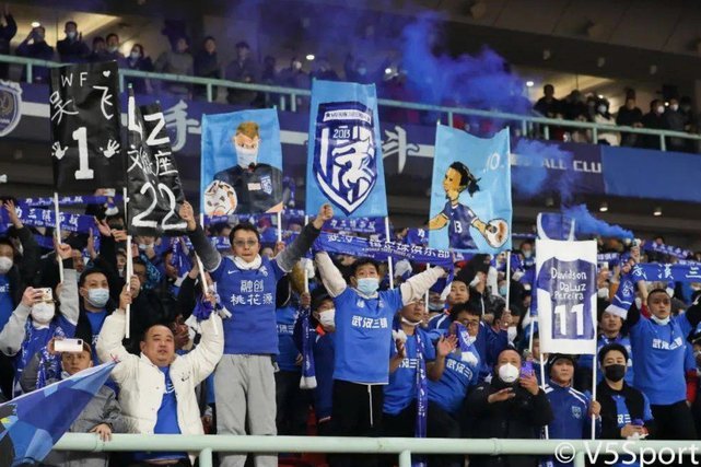 博主：多位武汉球迷前往三镇基地，拉横幅要求莫拉下课