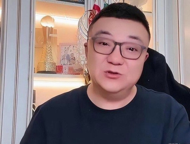 董路是探索者，他不是足训的标准答案，但他的贡献肯定是不能埋没的！官媒的肯定就是最好的证明！
