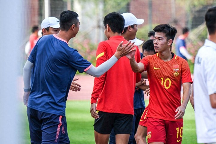 18岁以下留洋签不了职业合同踢不了比赛