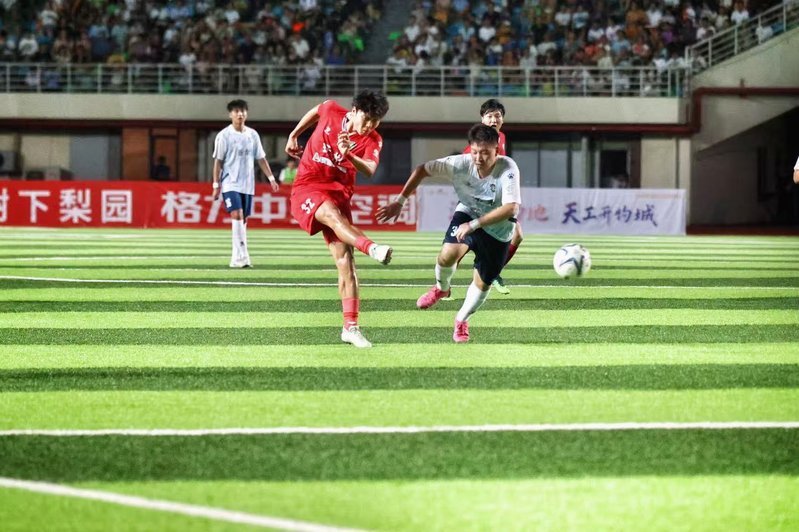 赣味燃情绿茵场 赣超联赛激情开幕六万观众齐狂欢